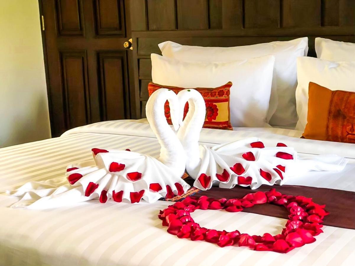 Smile Lanna Hotel Chiang Mai Ngoại thất bức ảnh A bed with a heart made of rose petals