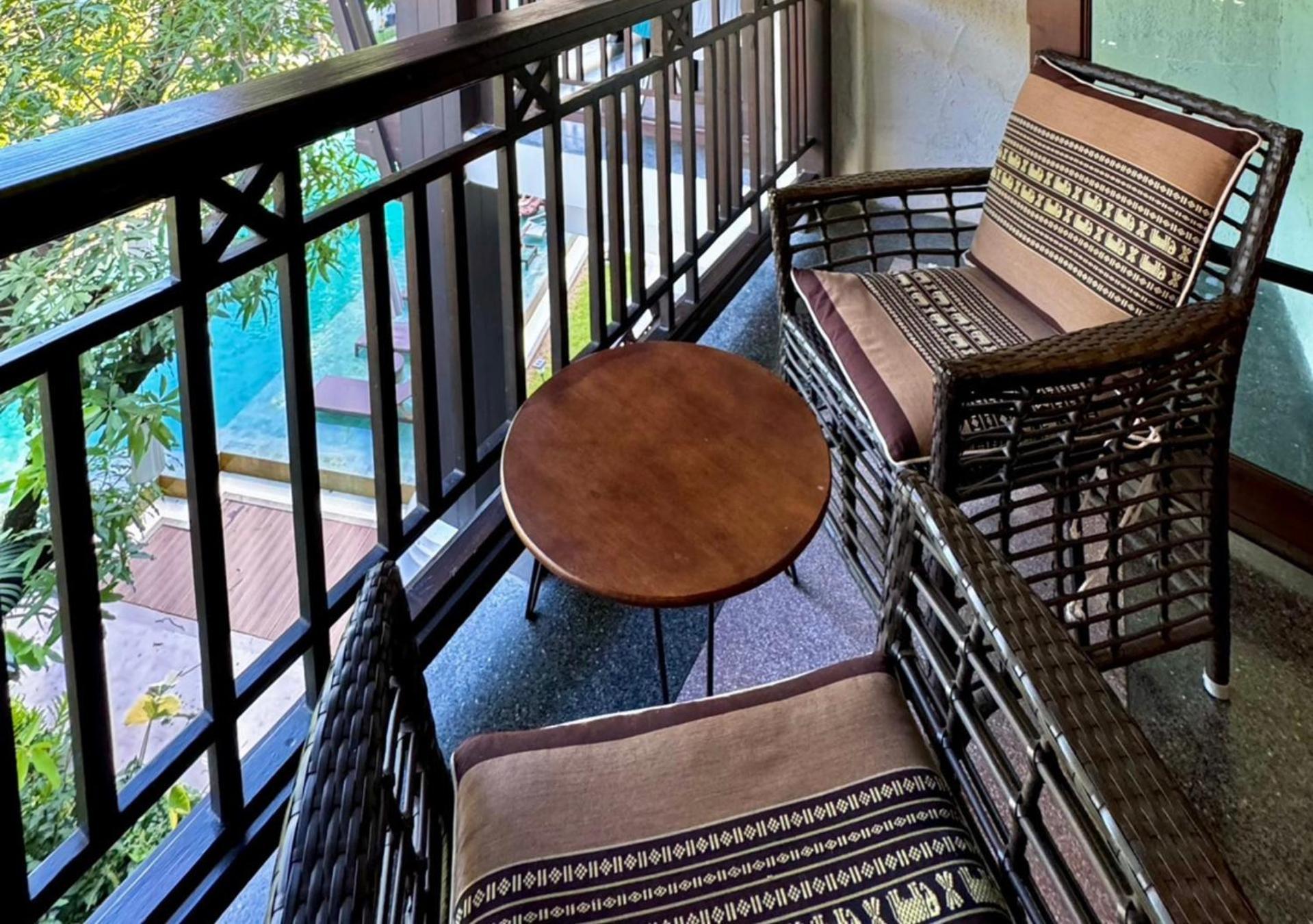 Smile Lanna Hotel Chiang Mai Ngoại thất bức ảnh A balcony table